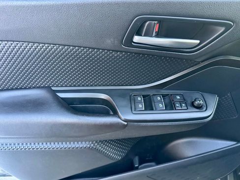 Used 2018 Toyota C-HR XLE FWD image 18