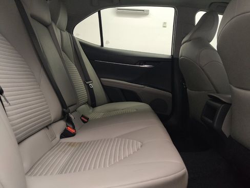 Used 2018 Toyota Camry SE w/ Moonroof Package image 19