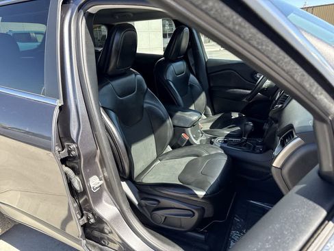 Used 2019 Jeep Cherokee Latitude Plus w/ Comfort/Convenience Group AWD/4WD image 14