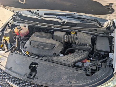 Used 2024 Chrysler Pacifica Touring-L FWD image 35