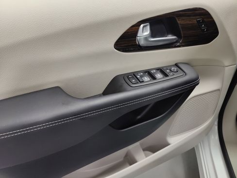 Used 2024 Chrysler Pacifica Limited image 32