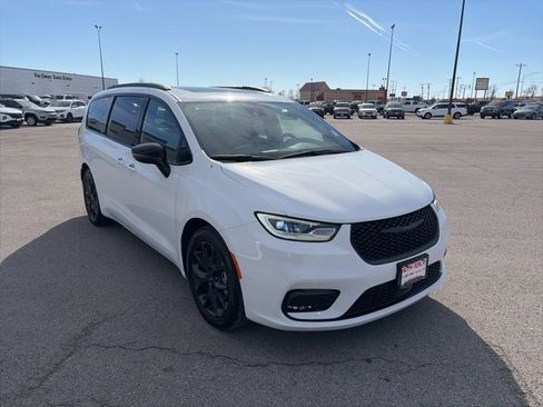 Used 2023 Chrysler Pacifica Limited w/ S Appearance Package image 8