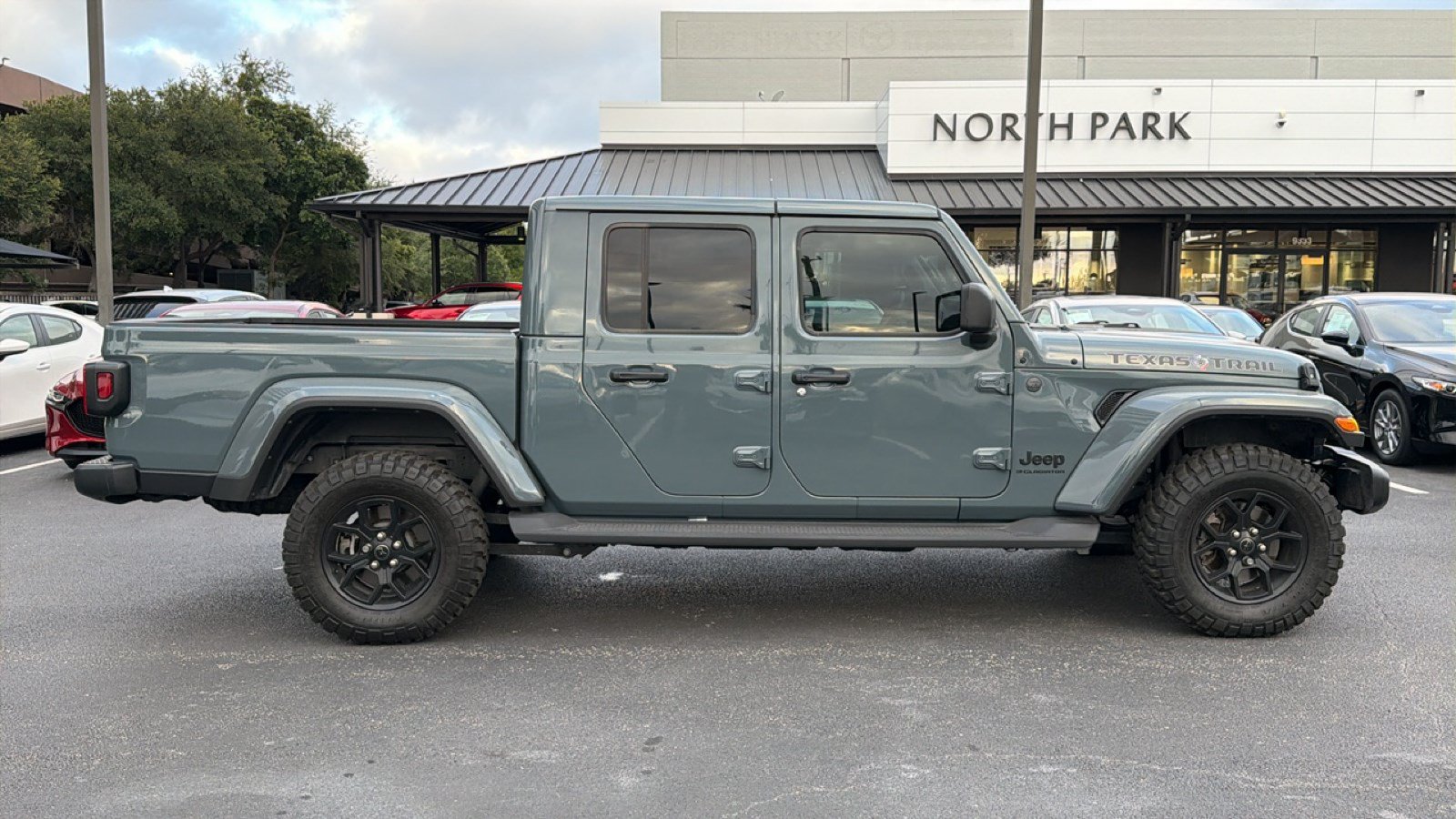 Used 2025 Jeep Gladiator Sport AWD/4WD image 3