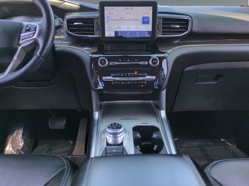 Used 2022 Ford Explorer Limited w/ Equipment Group 301A AWD/4WD image 11