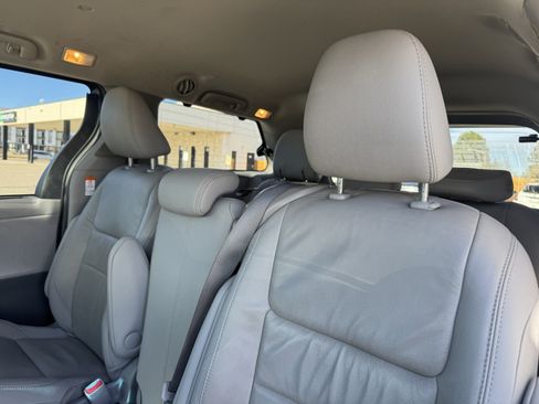 Used 2017 Toyota Sienna XLE image 14