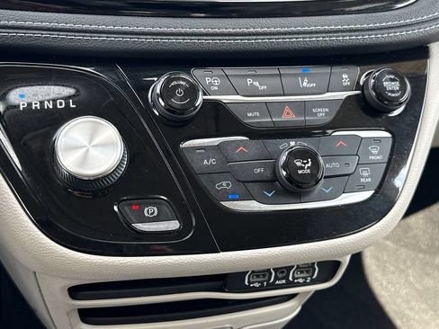 Used 2021 Chrysler Pacifica Touring-L FWD image 22
