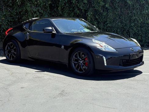 Used 2017 Nissan 370Z Coupe RWD image 3