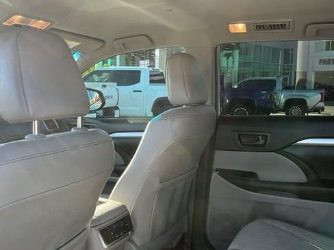 Used 2019 Toyota Highlander Plus w/ Carpet Mat Package (TMS) FWD image 19