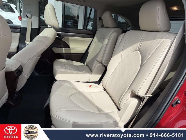 Used 2021 Toyota Highlander Platinum AWD/4WD image 16