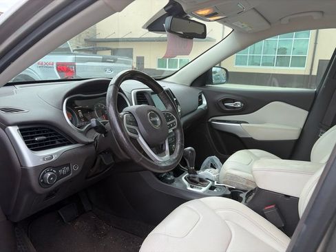 Used 2017 Jeep Cherokee Overland w/ Technology Group AWD/4WD image 6