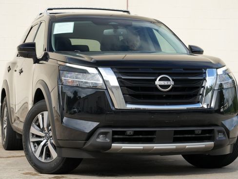 Used 2022 Nissan Pathfinder SL FWD image 2