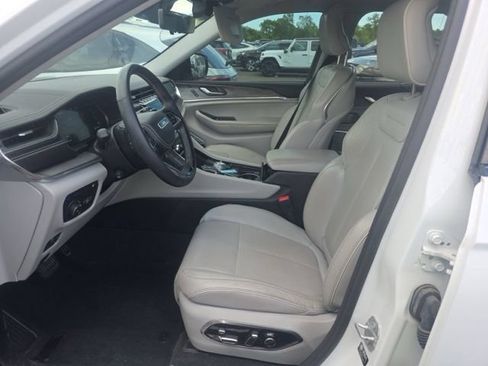 Used 2022 Jeep Grand Cherokee Overland w/ Advanced Protech Group III AWD/4WD image 9