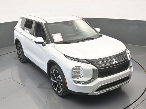 Used 2023 Mitsubishi Outlander SE image 62