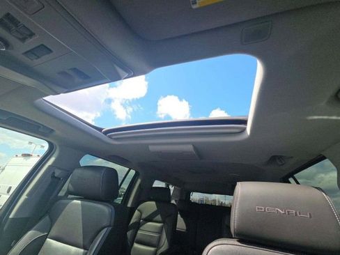 Used 2018 GMC Yukon XL Denali w/ Denali Ultimate Black Edition image 8