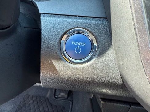 Used 2020 Toyota Camry XLE image 25