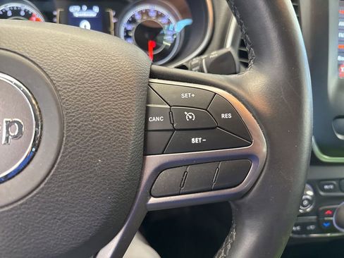 Used 2019 Jeep Cherokee Latitude Plus w/ Comfort/Convenience Group AWD/4WD image 16