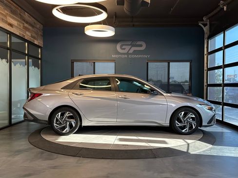 Used 2025 Hyundai Elantra Sport FWD image 2