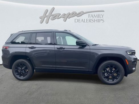 New 2025 Jeep Grand Cherokee Altitude image 3