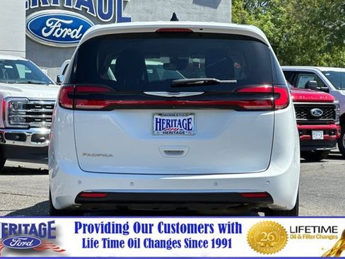 Used 2023 Chrysler Pacifica Touring-L image 5