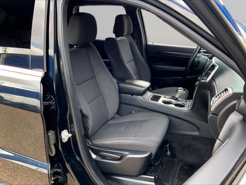 Used 2018 Jeep Grand Cherokee Laredo RWD image 9