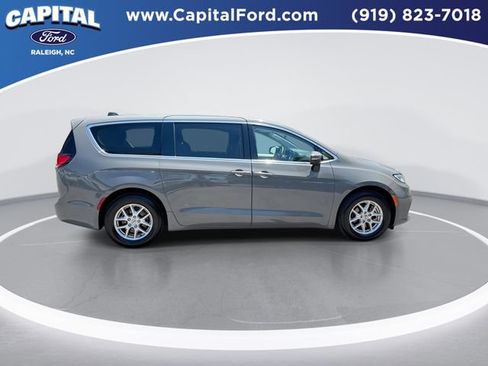 Used 2023 Chrysler Pacifica Touring-L FWD image 9