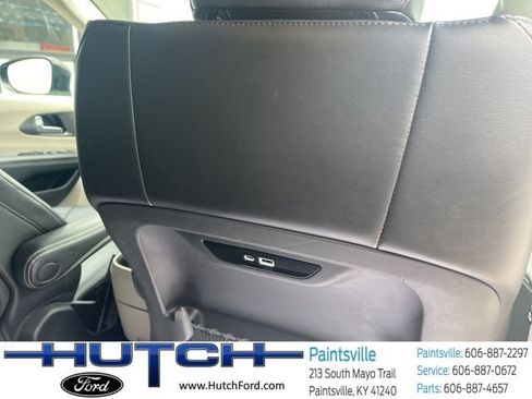 Used 2024 Chrysler Pacifica Touring-L FWD image 50