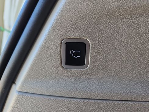 Used 2023 Chrysler Pacifica Touring-L FWD image 16