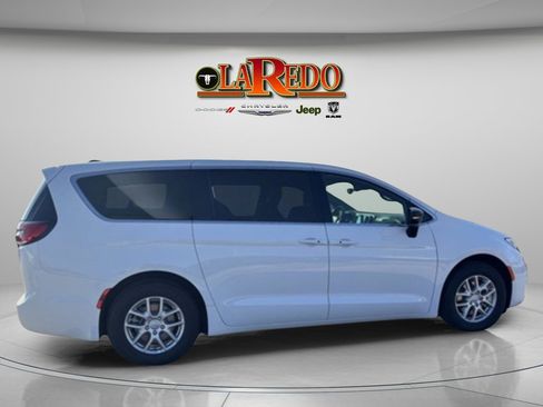 New 2026 Chrysler Pacifica Select image 8