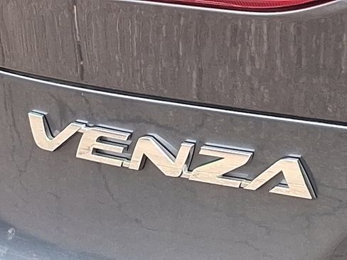 Used 2023 Toyota Venza LE image 30