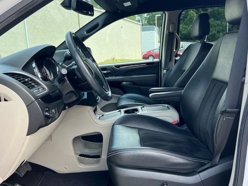 Used 2019 Dodge Grand Caravan SXT FWD image 3