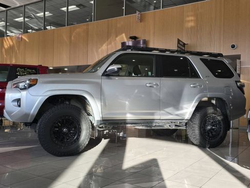 Used 2022 Toyota 4Runner SR5 AWD/4WD image 23