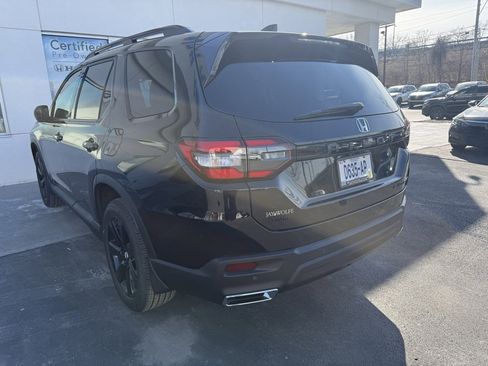 Certified 2025 Honda Pilot Black Edition image 4
