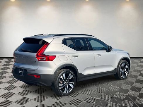 Used 2025 Volvo XC40 B5 Plus image 3
