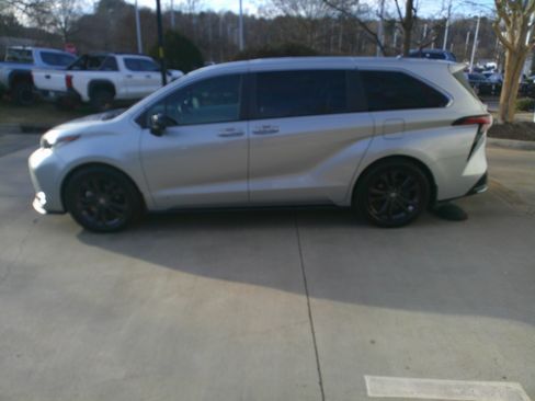 Used 2021 Toyota Sienna XSE image 47