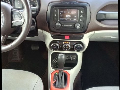 Used 2015 Jeep Renegade Latitude w/ Popular Equipment Group FWD image 14