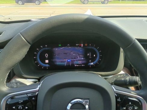 Used 2023 Volvo XC60 B5 Ultimate w/ Climate Package FWD image 9
