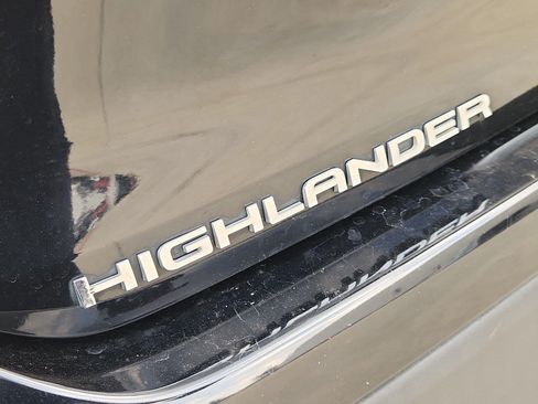 Used 2023 Toyota Highlander XLE AWD/4WD image 25