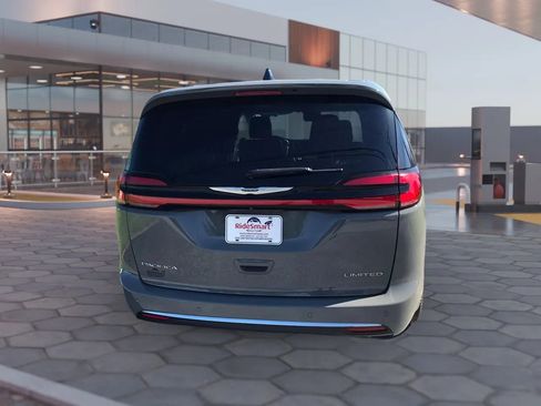 Used 2023 Chrysler Pacifica Limited FWD image 9