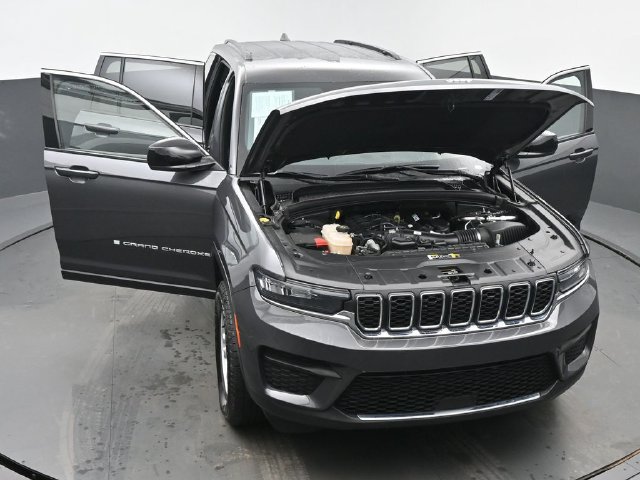 Used 2024 Jeep Grand Cherokee Laredo AWD/4WD image 62