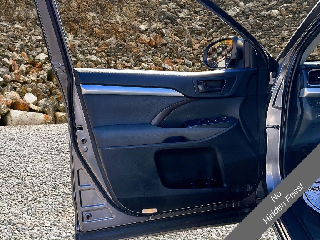 Used 2019 Toyota Highlander LE AWD/4WD image 15