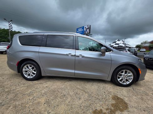Used 2021 Chrysler Pacifica Touring-L FWD image 4