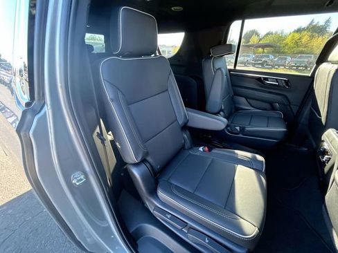 New 2025 Chevrolet Suburban Premier image 27