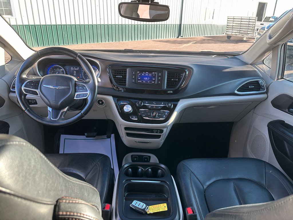 Used 2017 Chrysler Pacifica Touring-L FWD image 25
