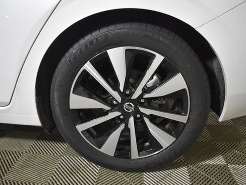 Used 2023 Nissan Sentra SV w/ SV Premium Package FWD image 39