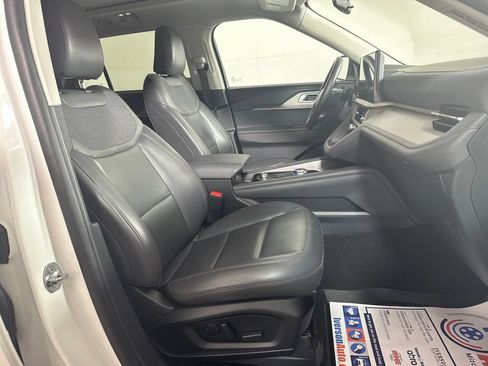 Used 2025 Ford Explorer Active w/ Active Comfort Package AWD/4WD image 32