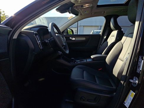Certified 2025 Volvo XC40 B5 Core image 13
