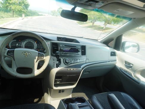 Used 2012 Toyota Sienna SE FWD image 15