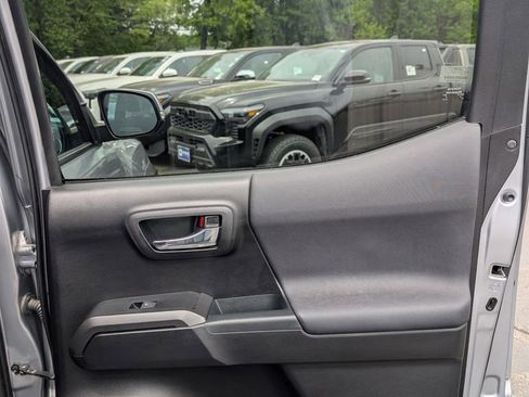 Certified 2020 Toyota Tacoma TRD Off-Road w/ Technology Package AWD/4WD image 16