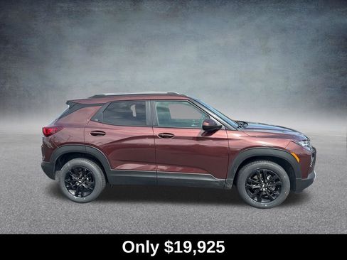 Used 2022 Chevrolet TrailBlazer LT w/ Convenience Package FWD image 4