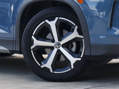 Certified 2025 Volkswagen Tiguan SE FWD image 3